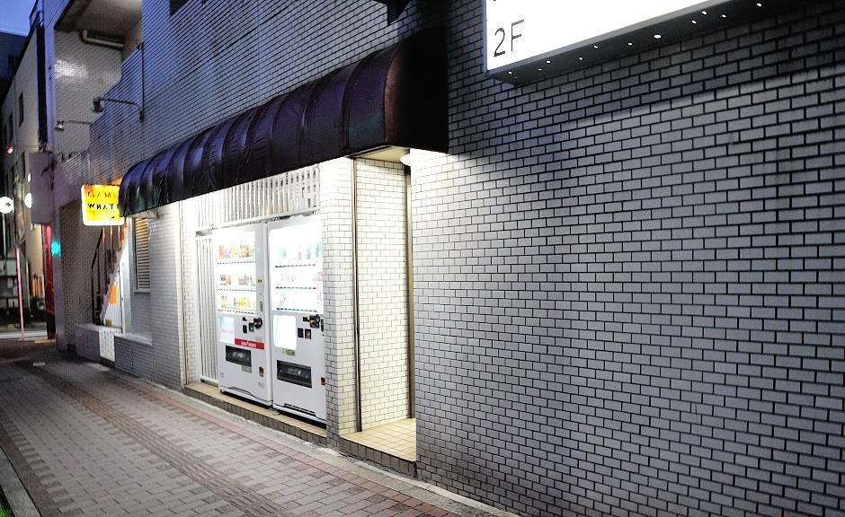 西武新宿線久米川駅のオバブゲーセン入口